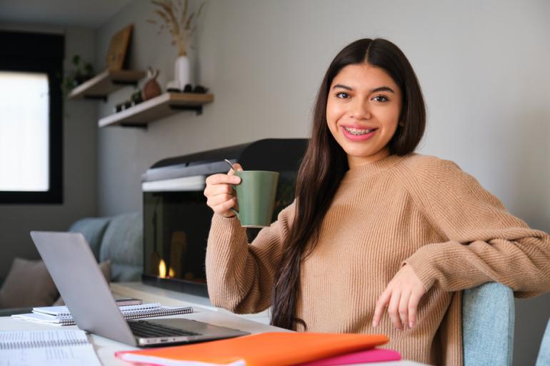 Mujer sentada sonriendo